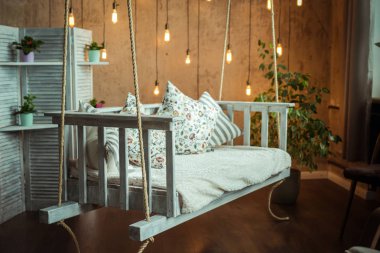 İç tasarım. Beyaz asılı tezgah ile rahat Oda.