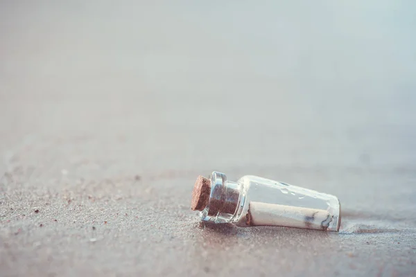 Aşağı güneş ayarı karşı denizden şişe iletisinde yıkanmış — Stok fotoğraf