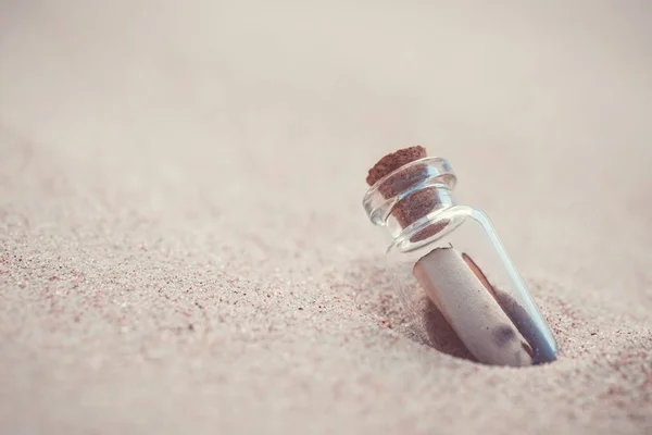 Aşağı güneş ayarı karşı denizden şişe iletisinde yıkanmış — Stok fotoğraf