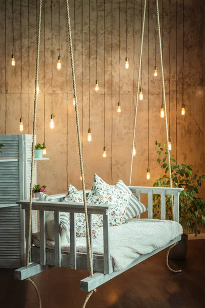 İç tasarım. Beyaz asılı tezgah ile rahat Oda.