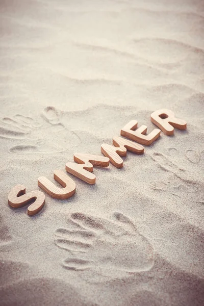 Το καλοκαίρι. Ξύλινα γράμματα πάνω στην άμμο — Φωτογραφία Αρχείου