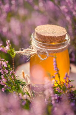 Tatlım. Heather Bush doğal heather bal ile jar
