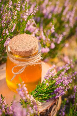 Tatlım. Heather Bush doğal heather bal ile jar