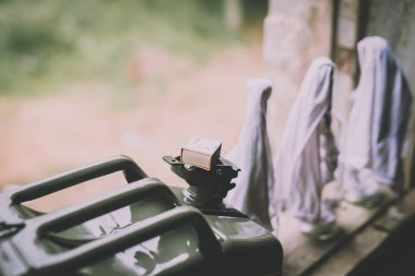 Terörizm. Molotof kokteyli. Boş şişe ile yeşil askeri bidon