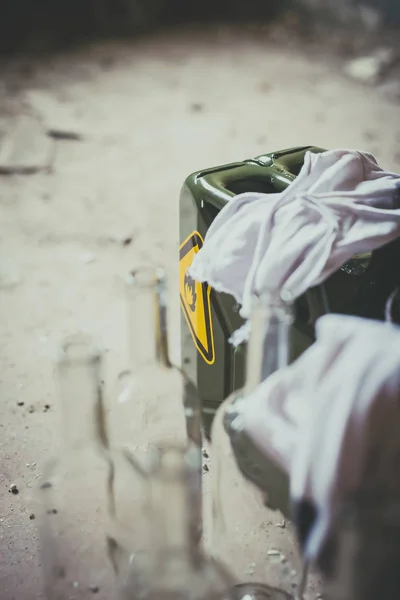 Terörizm. Molotof kokteyli. Boş şişe ile yeşil askeri bidon — Stok fotoğraf