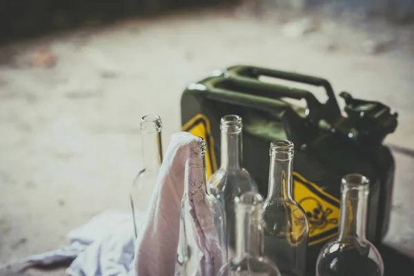 Le terrorisme. Cocktail Molotov. jerrycan militaire vert avec bouteilles vides — Photo