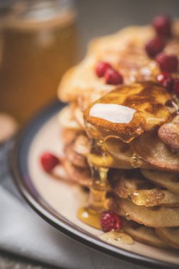 Tatlı. Ev yapımı tatlı ve sıcak krep rustik bir tablo