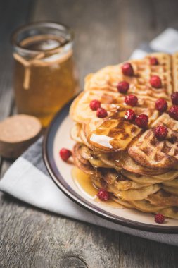 Tatlı. Ev yapımı tatlı ve sıcak krep rustik bir tablo
