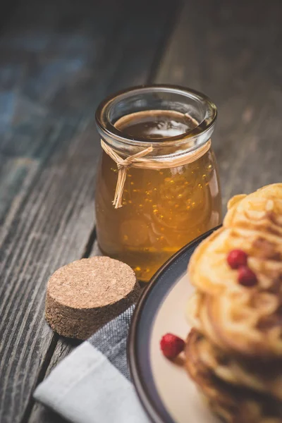 Tatlı. Ev yapımı tatlı ve sıcak krep rustik bir tablo