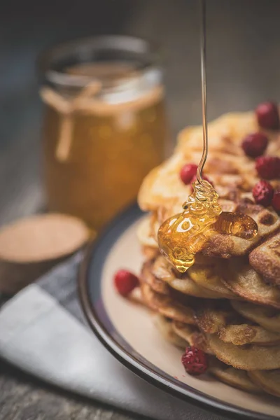 Dessert. Homemade sweet and hot pancakes on a rustic table — Stock Photo, Image