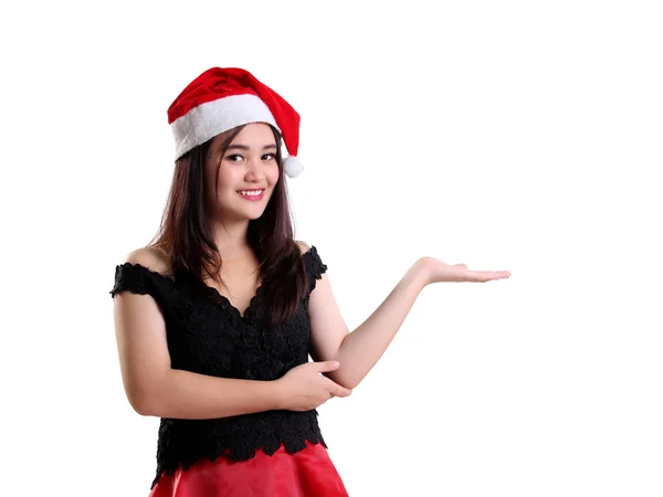 コピー スペースのための白い背景の上分離されたプレゼンテーション ジェスチャーを作る彼女の手でカメラに笑顔のクリスマス シーズンの服を着て女の子 — ストック写真