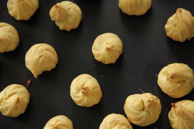 Eklerleri üzerinde siyah arka plan, üstten görünüm