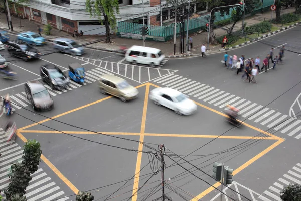 Street traffic condition of a junction in Jakarta, photo taken f — Stock Photo, Image