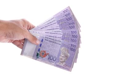 Bazı 100 Malezya Ringiti tutan izole el 