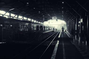 Karanlık tren istasyonu bw