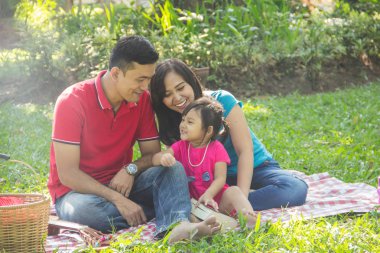 Eğlenceli Asya aile piknik bir park açık havada dikey