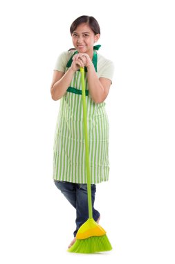 Önlük, bir süpürge ile poz, tam vücut üzerinde beyaz giyen güzel Asyalı kadın