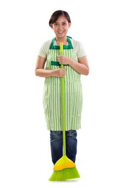 Mutlu Temizleme ayakta tutan bir süpürge, tam uzunlukta beyaz izole Bayan