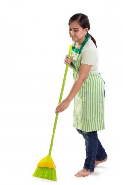 Beyaz arka plan üzerinde izole Zemin süpürme bir hizmetçi tam uzunlukta portresi