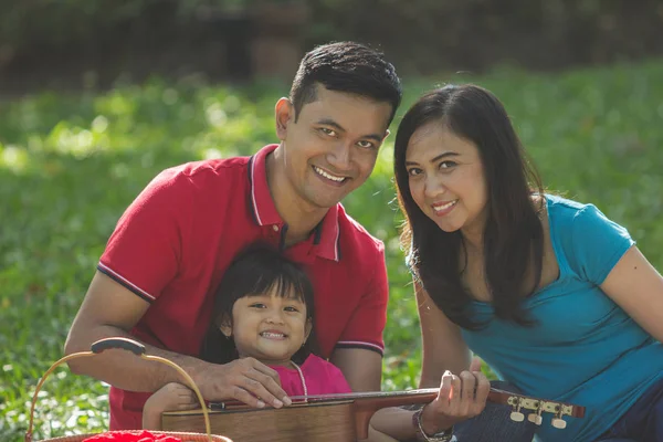 Happy Leende Asiatisk Familjeutflykt Porträtt Över Grön Naturliga Bakgrund — Stockfoto