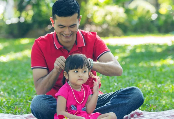 Ayah Asia Yang Bahagia Memotong Jepit Rambut Putrinya Waktu Keluarga — Stok Foto
