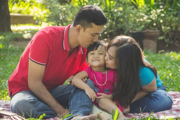 Pappa Och Mamma Kysser Sin Söta Lilla Dotter Utomhus Familjeporträtt — Stockfoto