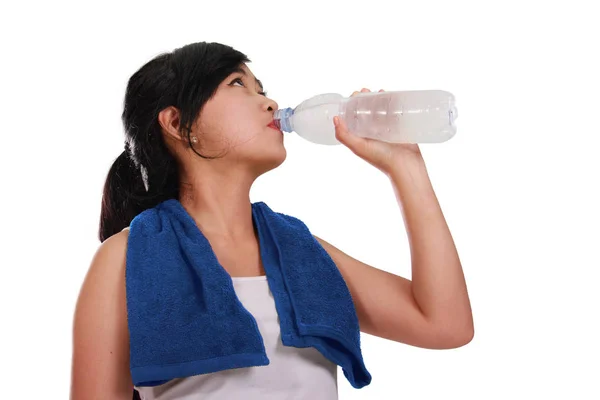 Sportliche Asiatische Mädchen Trinkt Eine Flasche Wasser Seitenansicht Nahaufnahme Isoliert — Stockfoto