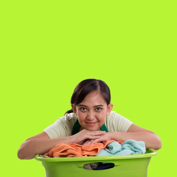 Ασιατισα Υπηρέτρια Που Στηρίζεται Πάνω Από Καλάθι Πλυντηρίου Απομονώνονται Πράσινο — Φωτογραφία Αρχείου