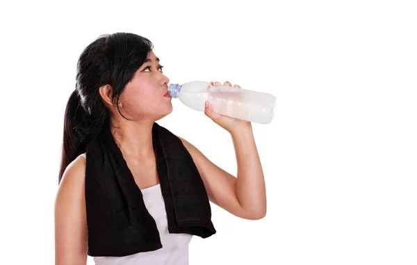 Athletin Trinkt Eine Flasche Mineralwasser Isoliert Über Weißem Kopierraum — Stockfoto