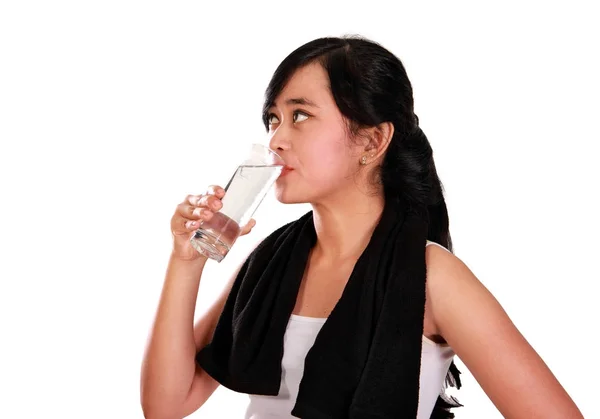 Trainierende Frau Trinkt Ein Glas Wasser Isoliert Vor Weißem Hintergrund — Stockfoto