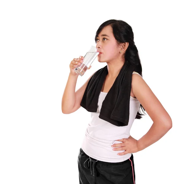 Porträt Einer Sportlichen Asiatischen Frau Die Ein Glas Wasser Trinkt — Stockfoto