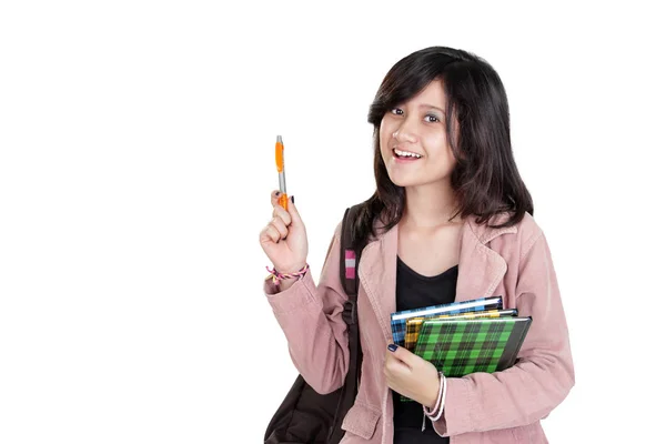 Brillante Estudiante Asiática Sonriente Sosteniendo Una Pluma Apuntando Hacia Arriba — Foto de Stock