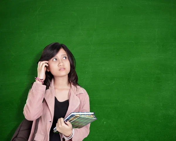 Verwarren Geconfronteerd Vrouwelijke Aziatische Student Haar Hoofd Krabben Zijwaarts Spatie — Stockfoto