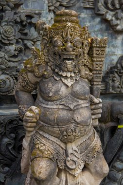 Bali dili tapınağında antik Hindu tanrısı heykeli