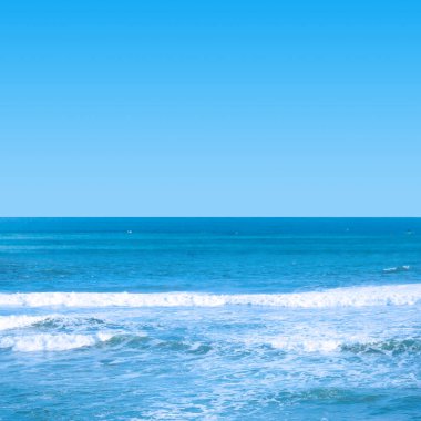 Gökyüzü ve deniz arasında ufuk