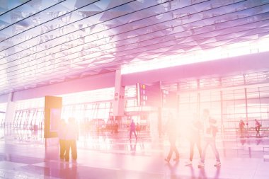 Faaliyetleri içinde koridor tarafından geçen bir havaalanı terminal, tanınmayan insanlar. Modern ulaşım ve yaşam tarzı, kavramsal görüntü