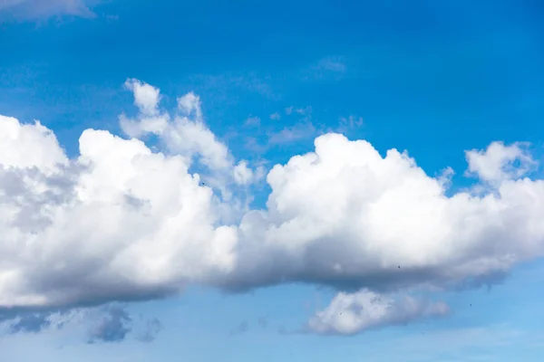 Nubes Sobre Vasto Fondo Azul Del Cielo — Foto de Stock