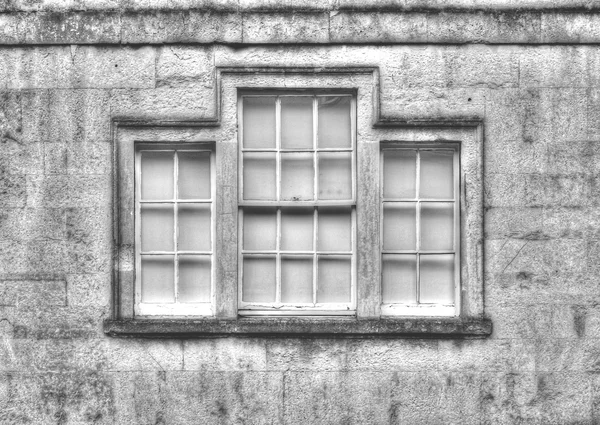 Janela de faixa entre pequenas janelas — Fotografia de Stock