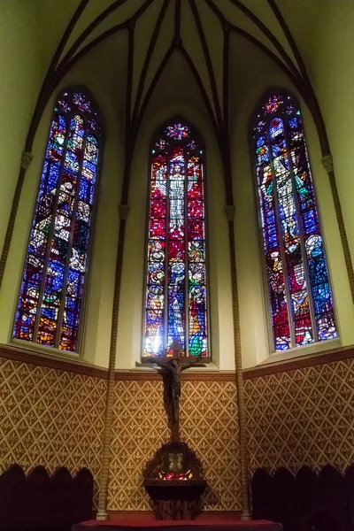 교회는 거룩한 구세주 제단의 스테인드 글라스와 십자가 — 스톡 사진
