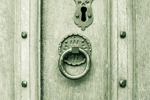 Vintage puerta redonda Knocker en una puerta —  Fotos de Stock