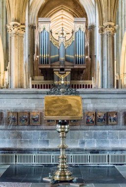 Pirinç Kürsü bulanık Organ Wells Katedrali ile