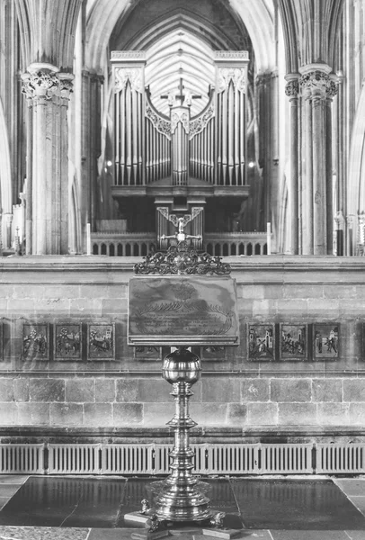 Лекция Брасса с размытым органом в Кафедральном соборе Уэллса — стоковое фото