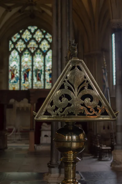 Vista lateral del atril de latón en la catedral de Wells — Foto de Stock
