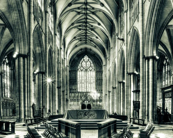 York Minster Altar med West Window HDR split toning – stockfoto