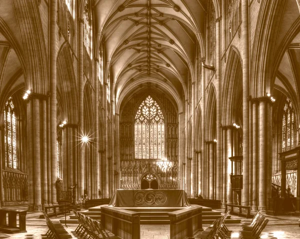 Münster-Altar mit Westfenster Sepia-Ton — Stockfoto