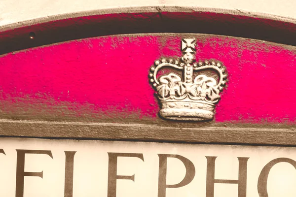 Emblema en la cabina telefónica inglesa —  Fotos de Stock