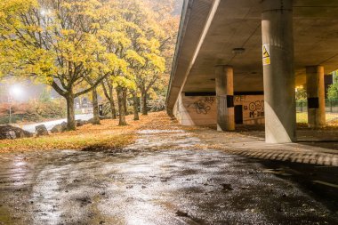 Viyadükt Bristol boyunca ağaç astarlı Pathway