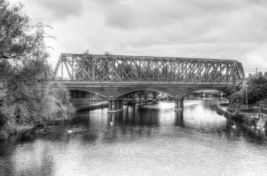 Demir demiryolu köprüsü Peterborough Ingiltere HDR BW