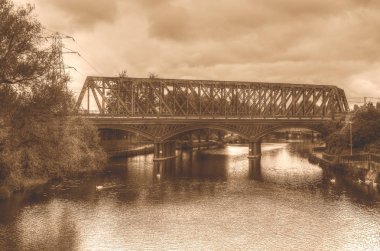 Demir demiryolu köprüsü Peterborough Ingiltere 'de HDR sepya tonu