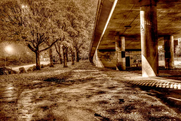 Caminho alinhado árvore ao longo Viaduto Bristol HDR sépia — Fotografia de Stock